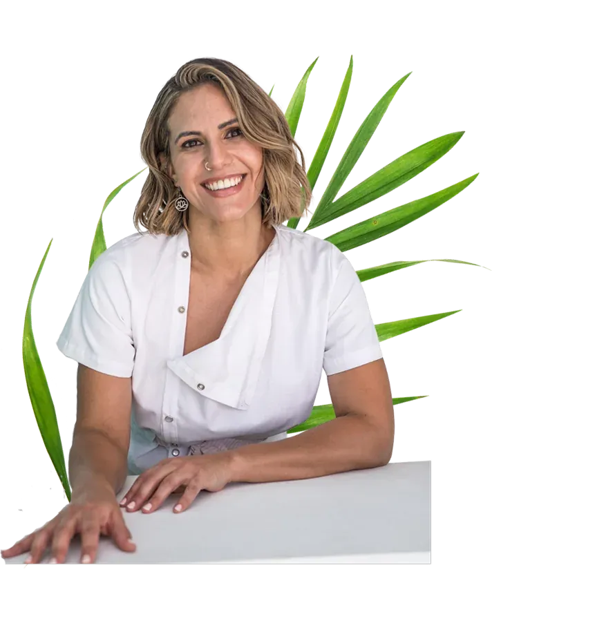 Kaia sonriendo, con uniforme blanco